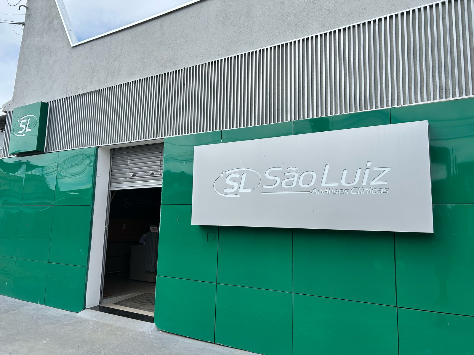 Fachada da unidade Água Vermelha do Laboratório São Luiz em Formiga